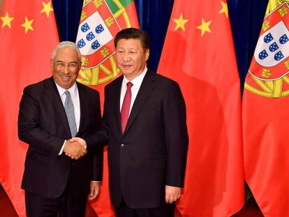 El primer ministro luso, Carlos Costa, con el presidente chino, Xi Jinping.