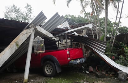 Un auto aplastado por el techo de una vivienda, en la comunidad de La Nuez, después del sismo del 19 de septiembre de 2022. 