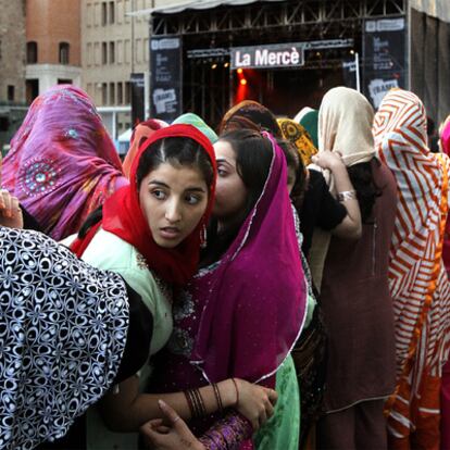 Mujeres paquistaníes, ayer, en la actuación de Abrar-ul-Hak en la plaza dels Àngels.