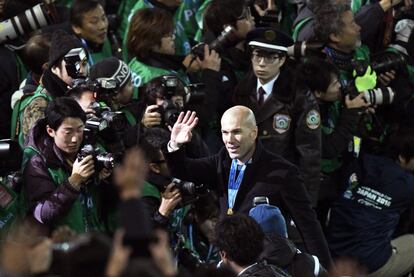 No es Japón un país de mucha tradición futbolística, pero Zidane fue recibido como una estrella en el Mundialito de Clubes. En Yokohama, el Madrid ganó su tercer título de la temporada tras superar al América en las semifinales y al Kashima en la final.