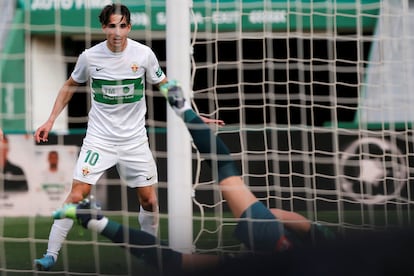 Pere Milla marca el primer gol del Elche frente al Alavés en el partido celebrado este sábado.