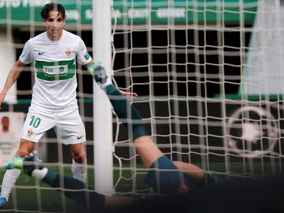 Pere Milla marca el primer gol del Elche frente al Alavés en el partido celebrado este sábado.
