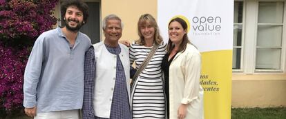 En el centro de la imagen, el Premio Nobel de la Paz, Muhammad Yunnus, junto con María Ángeles León, presidenta de GSI Investment, en una visita del primero a Madrid.