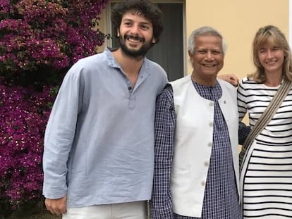 En el centro de la imagen, el Premio Nobel de la Paz, Muhammad Yunnus, junto con María Ángeles León, presidenta de GSI Investment, en una visita del primero a Madrid.