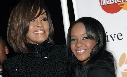 En la imagen Bobbi Kristina junto a su madre, la fallecida Whitney Houston.
