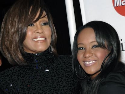 En la imagen Bobbi Kristina junto a su madre, la fallecida Whitney Houston.