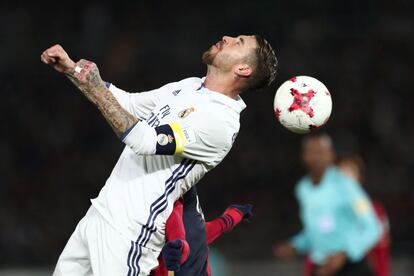 El defensa del Real Madrid Sergio Ramos golpea el balón de cabeza.