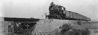 Tren de pasajeros cerca de Irapuato, Guanajuato, en 1926.