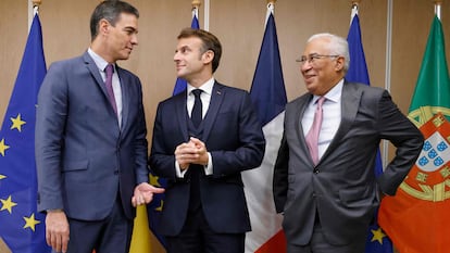 Desde la izquierda, el jefe del Gobierno español, Pedro Sánchez; el presidente francés, Emmanuel Macron, y el primer ministro portugués, António Costa, conversan en el encuentro celebrado este jueves en Bruselas.