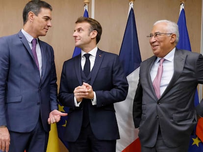Desde la izquierda, el jefe del Gobierno español, Pedro Sánchez; el presidente francés, Emmanuel Macron, y el primer ministro portugués, António Costa, conversan en el encuentro celebrado este jueves en Bruselas.