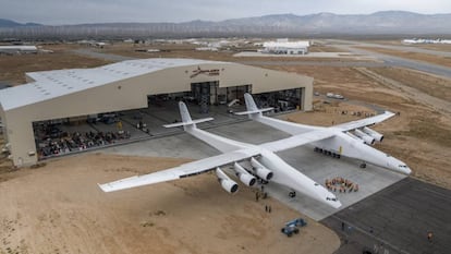 O Stratolaunch, fora do hangar no deserto de Mojave.