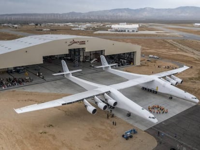 O Stratolaunch, fora do hangar no deserto de Mojave.