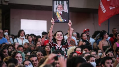 Una joven muestra un antiguo retrato oficial de Lula en la presidencia, en una universidad de Río de Janeiro el pasado 29 de marzo.