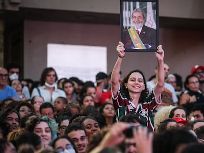 Una joven muestra un antiguo retrato oficial de Lula en la presidencia, en una universidad de Río de Janeiro el pasado 29 de marzo.