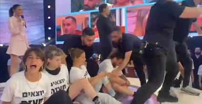 Varios activistas detienen la grabación del 'Gran Hermano' de Israel para protestar por la guerra.