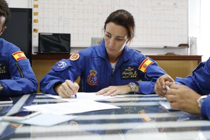 García-Malea durante una reunión con el equipo, que se compone de 9 personas: los siete pilotos más uno de reserva y el jefe de la Patrulla. Parte de la dinámica de estos briefings consiste en visualizar sus vuelos en vídeo para intentar detectar y corregir errores.