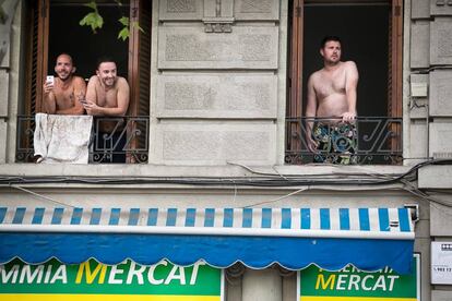 Turistes en un pis de la Barceloneta.