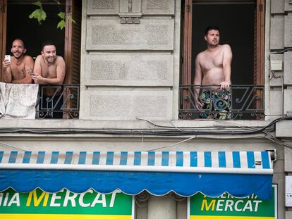 Turistes en un pis de la Barceloneta.
