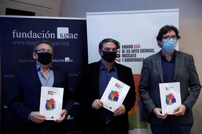 El director general de la Fundación SGAE, Rubén Gutiérrez, el presidente de la SGAE, Antonio Onetti, y el presidente de la Fundación SGAE, Juan José Solana, durante la presentación del anuario.