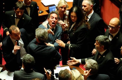 El senador del Movimiento 5 Estrellas, Andrea Cioffi, protesta en la sesión de aprobación de la Ley Electoral