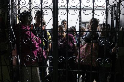 Familiares de niños deportados desde México esperan la llegada de los pequeños al refugio de recepción gubernamental Nuestras Raíces, en Quetzaltenango (Guatemala), el 3 de mayo de 2018. Todos los menores de edad expulsados de México son enviados en autobús a este centro. Según datos de Unicef, 68.409 niños migrantes fueron detenidos en México entre 2016 y abril de 2018, el 91% de los cuales fueron deportados a Centroamérica.