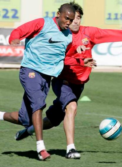 Eto&#39;o disputa el balón a Deco en el entrenamiento de ayer en el Camp Nou.