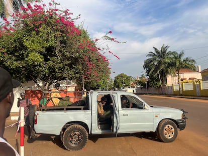 Agentes de seguridad privada frente al edificio del Parlamento de Guinea-Bisáu este viernes.