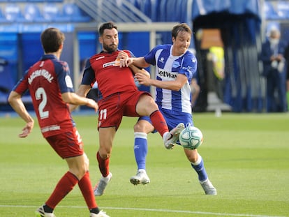 Gallego intenta controlar el balón ante Pina. / LINO RICO