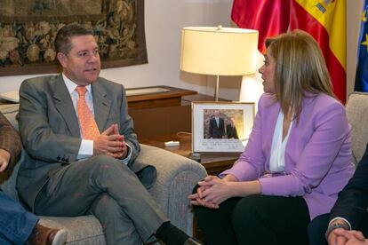 El presidente de Castilla-La Mancha, Emiliano García-Page, en una reunión del pasado mes de enero con la portavoz de Ciudadanos, Carmen Picazo.

JCCM  (Foto de ARCHIVO)

21/02/2020