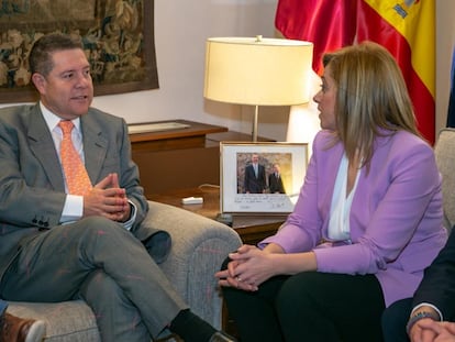 El presidente de Castilla-La Mancha, Emiliano García-Page, en una reunión del pasado mes de enero con la portavoz de Ciudadanos, Carmen Picazo.

JCCM  (Foto de ARCHIVO)

21/02/2020