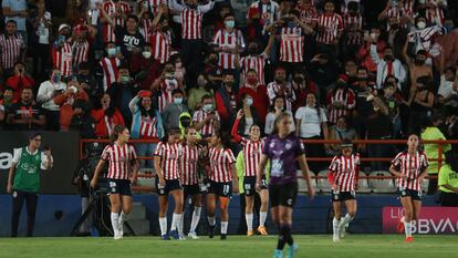 Jugadoras del Guadalajara festejan un gol de Alicia Cervantes en el partido de ida de la final del torneo Clausura 2022.
