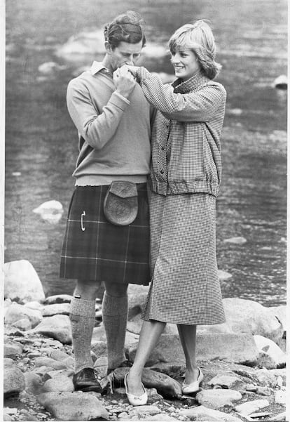 Parte de la luna de miel tuvo lugar en Balmoral, la finca escocesa de Isabel II. Allí la pareja posó para unas edulcoradas fotos paseando junto al río Dee.