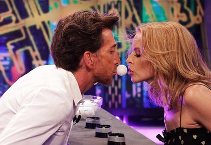 Pablo Motos y Kylie Minogue, en un juego de 'El hormiguero' en 2014.