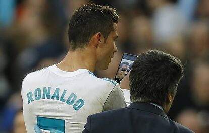 Cristiano Ronaldo comprueba en un móvil la herida que se hizo durante el partido entre el Real Madrid y el Deportivo de la Coruña.