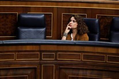 La ministra de Hacienda, María Jesús Montero, en el pleno del Congreso.