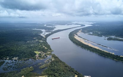 Vista aérea do rio Trombetas, onde um navio carregado de bauxita realiza uma manobra.