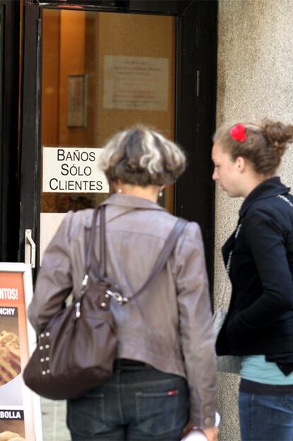 Cartel de un local de comida prohibiendo el uso del baño a quienes no sean clientes. El mejor recurso en Madrid para hacer aguas mayores o menores son los bares y cafeterías, pero no todos son compasivos.