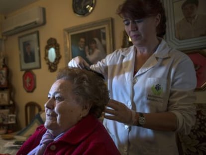 Una cuidadora atiende a una mujer dependiente en Ja&eacute;n. 