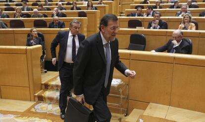 Rajoy sale con el paso acelerado del hemiciclo tras la sesión de control en el Senado.