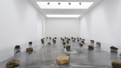 Law of Multitude (Tabunritsu) (1975-2012), de Kishio Suga.