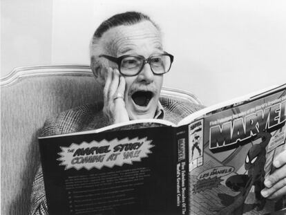 El creador de comics Stan Lee, posaba en octubre de 1991, con un comic de Marvel para celebrar el 50 aniversario del sello.