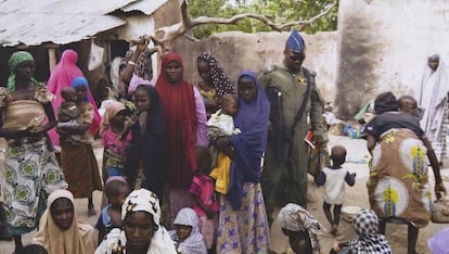 Grupo de mujeres y ni&ntilde;os rescatados por el Ej&eacute;rcito durante una operaci&oacute;n contra el grupo yihadista Boko Haram, el pasado marzo de 2015. 