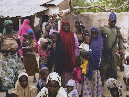 Grupo de mujeres y niños rescatados por el Ejército durante una operación contra el grupo yihadista Boko Haram, el pasado marzo de 2015.