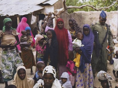 Grupo de mujeres y ni&ntilde;os rescatados por el Ej&eacute;rcito durante una operaci&oacute;n contra el grupo yihadista Boko Haram, el pasado marzo de 2015. 