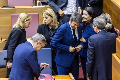 El presidente de la Generalitat, Carlos Mazón (centro), recibe el apoyo de sus compañeros al finalizar el pleno.
