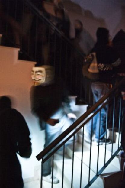 Indignados ocupan un edificio en el barrio barcelonés de Sants.