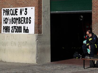 Un bombero, delante del parque de bomberos número 3, junto a la Puerta de Toledo, que vivió ayer una jornada normal.