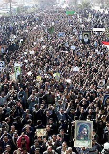Decenas de miles de iraquíes se manifestaron ayer en Bagdad.