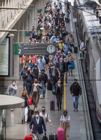 Viajeros procedentes de Madrid a su llegada a la estación de Santa Justa en Sevilla, este viernes.

