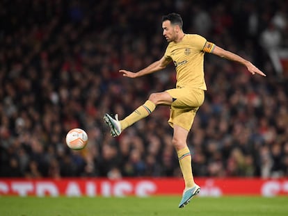 Sergio Busquets controla el balón en el partido de Europa League contra el Manchester.